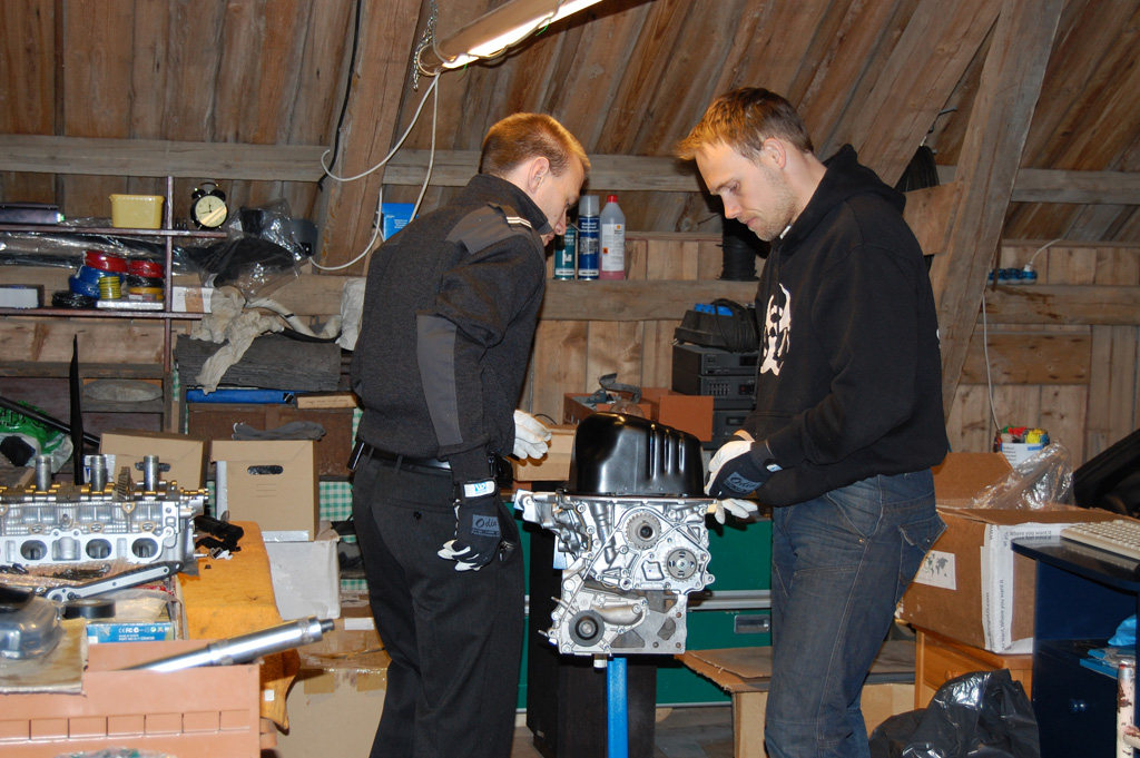 Magne var innom og hjalp til litt, med de store detaljene...