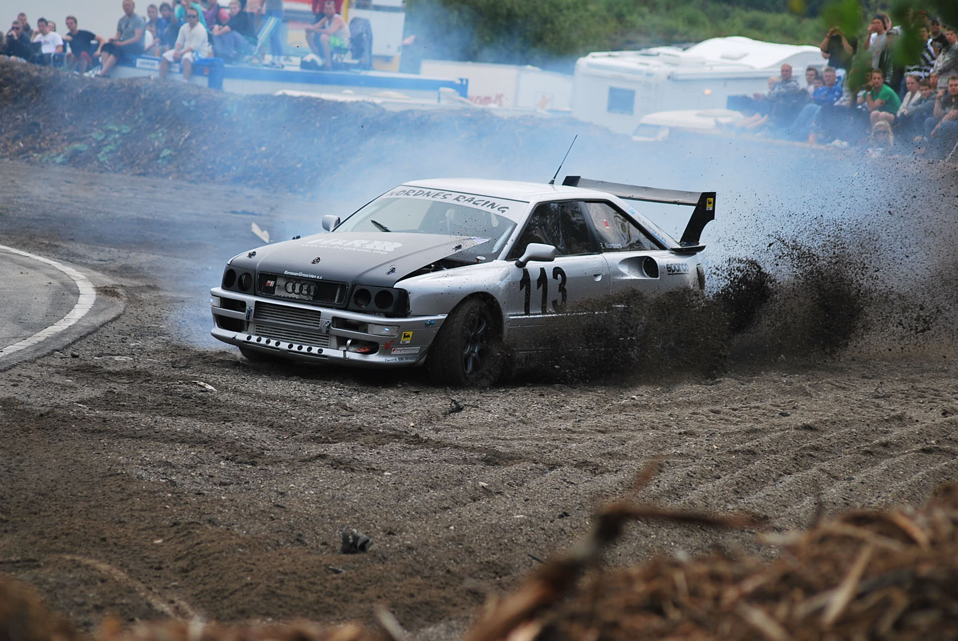 Audi på stranda med dårlig badefasiliteter