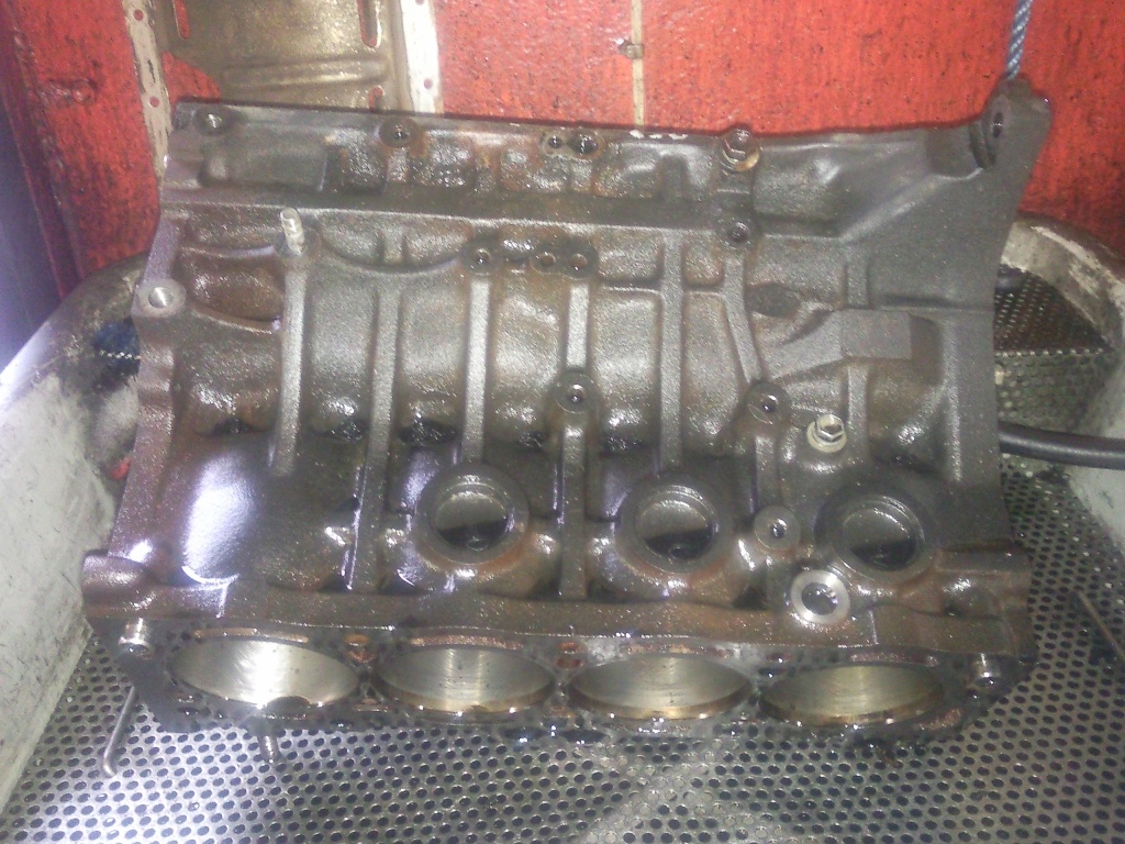 Rengjort motorblokk. Originalhoningen er godt synlig enda. Godt tegn. Beklageligvis har motoren stått for lenge slik at stempelfjærene satt fast og hadde laget merker i sylinder 1.