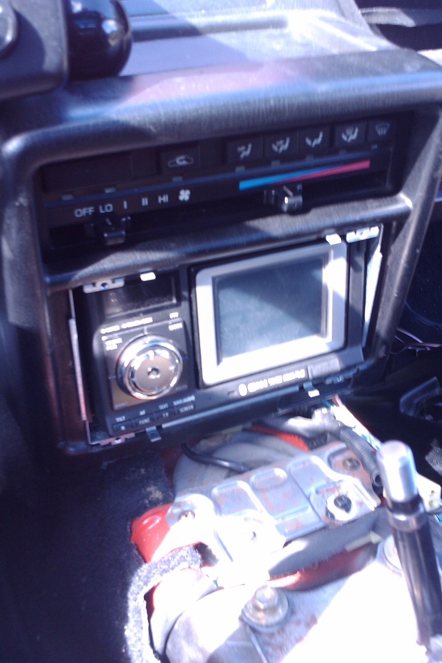 Slik har spilleren stått i 1mnd ^^<br />PS: Det er trangt med 2din i MR2, du MÅ ut med midtkonsoll for å få den montert skikkelig!