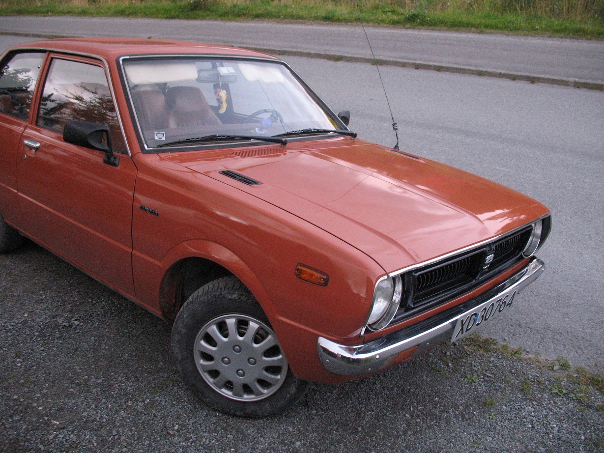 Ny KE30 som står å gliser til Mr2en; &quot;haha jeg er 11år gamlere enn deg og har penere lakk og mindre rust hihi&quot;