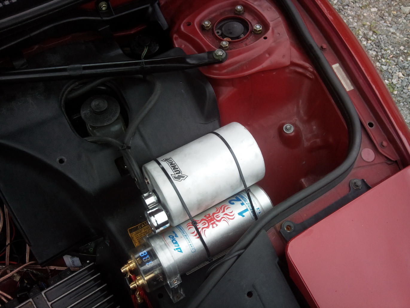 Montert en vakum tank med enveis ventil til bremsekraft forsterker. Dette pga store kammer.