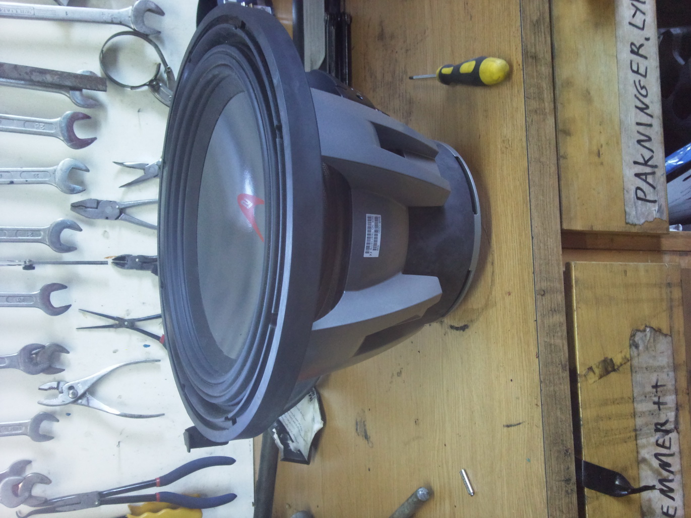 12&quot; Alpine Type R subwoofer. Må lage ny kasse til denne..