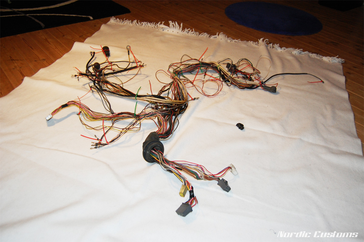 Hele det gamle ledningsnettet pent strekt ut på stuegulvet...