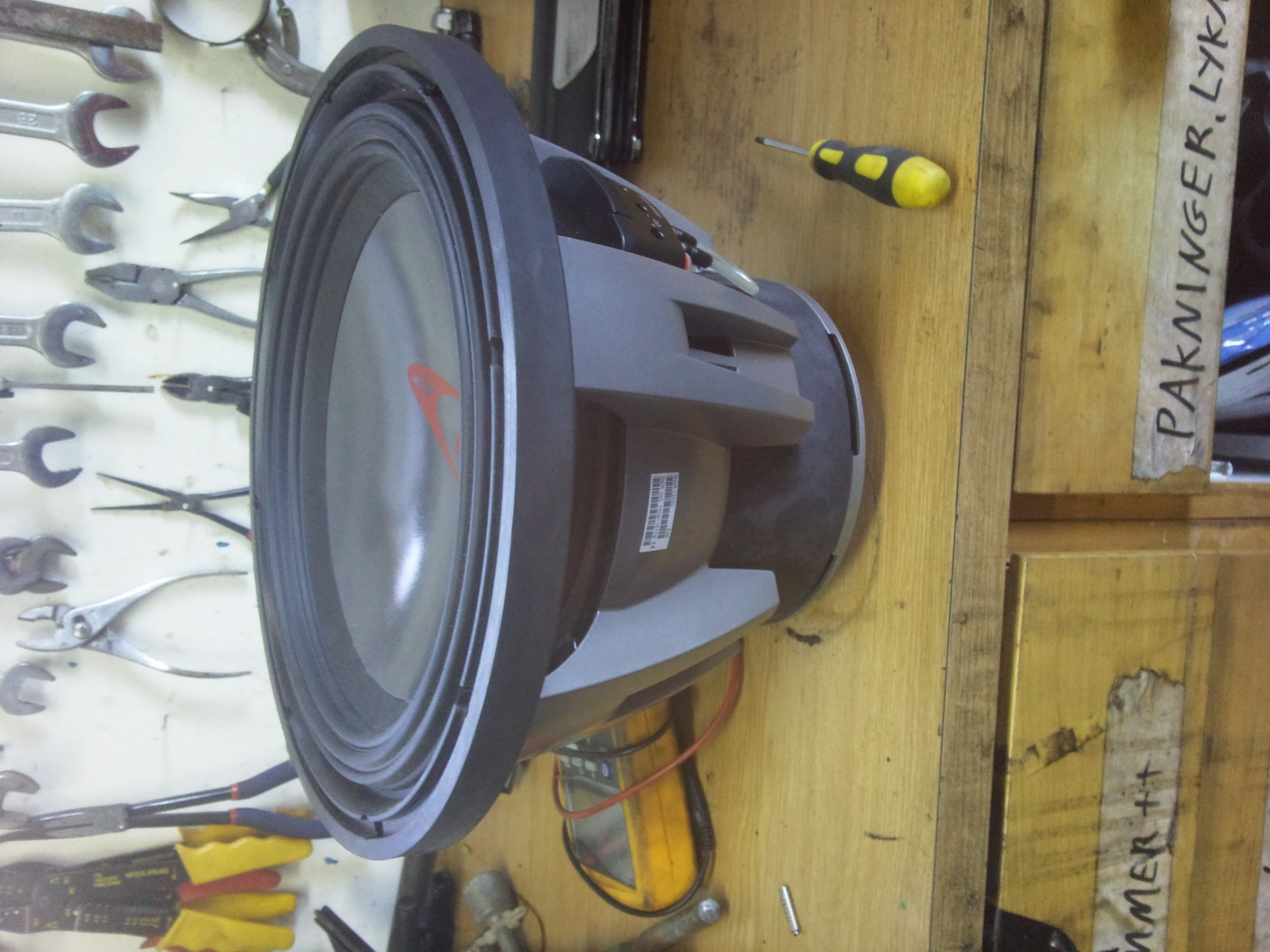 Bygging av ny sub kasse på gang. SKal ha inn en 12&quot;