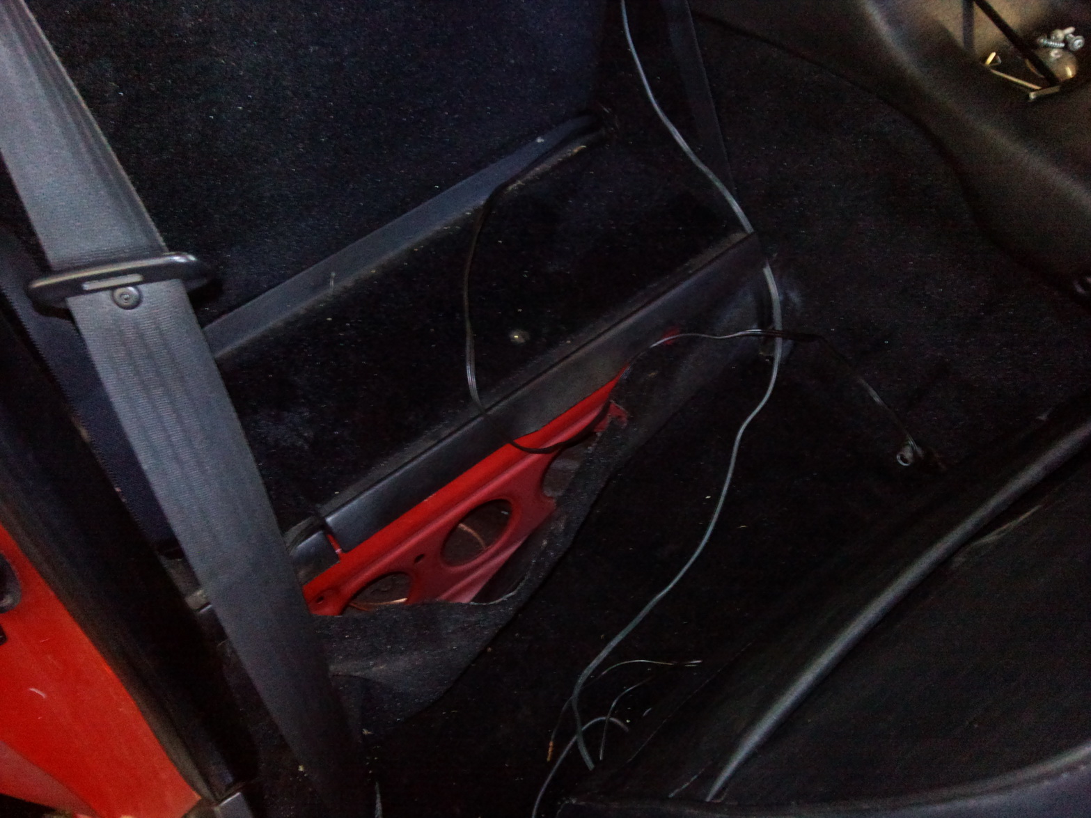 Blikket bak passasjersetet skal vekk, sammen med oppbevaringsboksen. Skal støype sub kasse i glassfiber som utnytter all ledig plass.