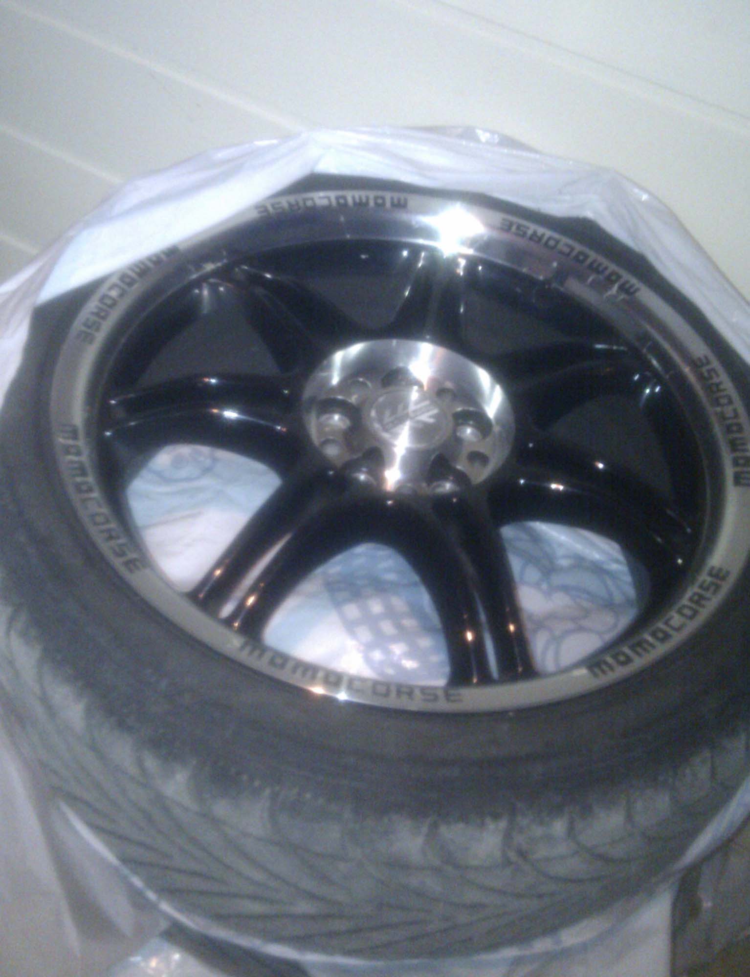 Sommerfelgene..gleder meg. Aldri kjørt den på sommerføre :D