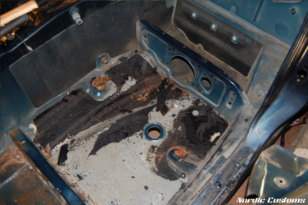 Teppet er tatt vekk og man ser den originale kasse til subben...