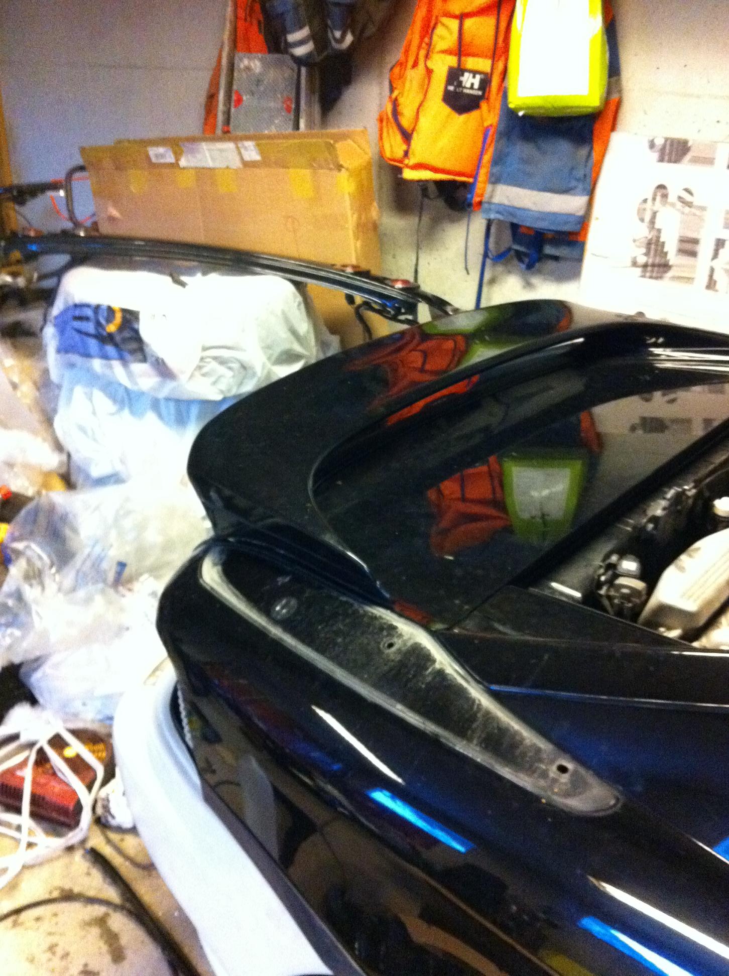 her har jeg begynt å ta av spoileren bak - den må jo av når bilen skal lakkeres