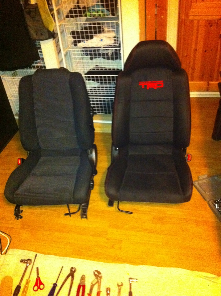 gammelt sete (glemte å sette på nakkestøtten før vi tok bildet) - nytt sete