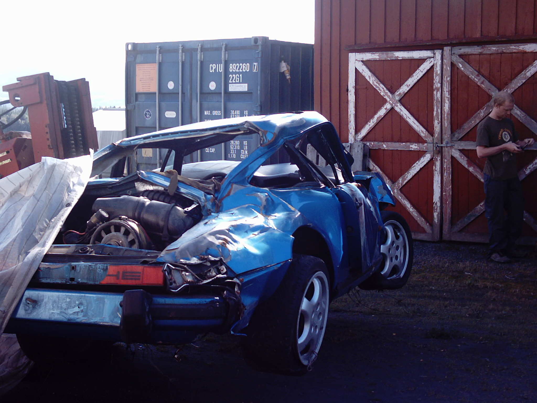 Det er jeg som står og knoter på mobilen min i hjørnet der...