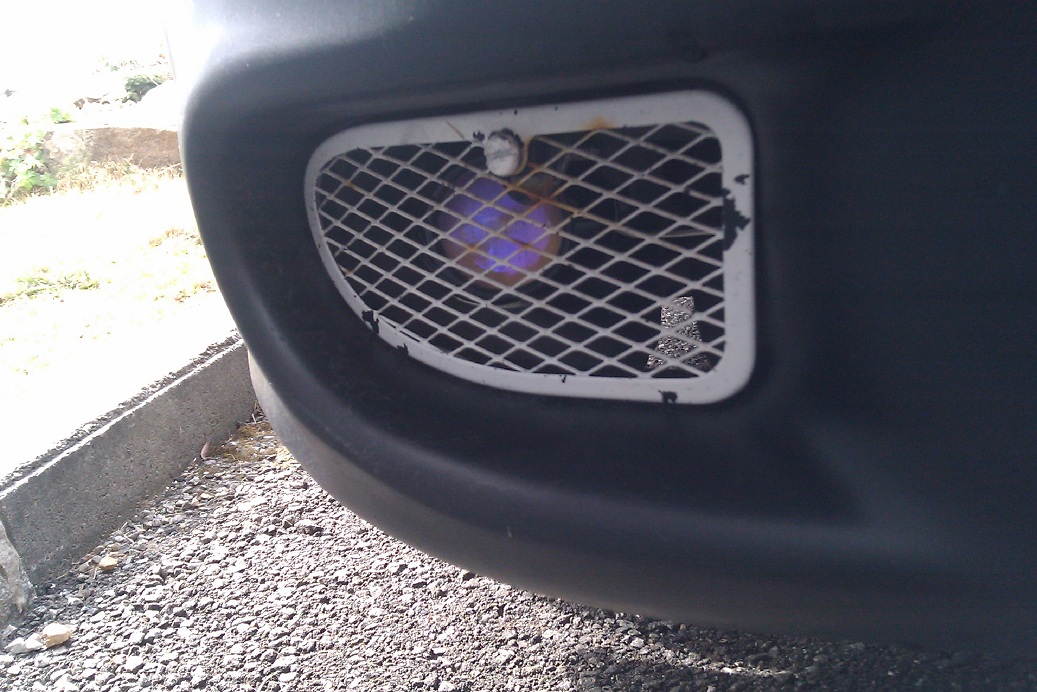 grøftelys montert bak gitter