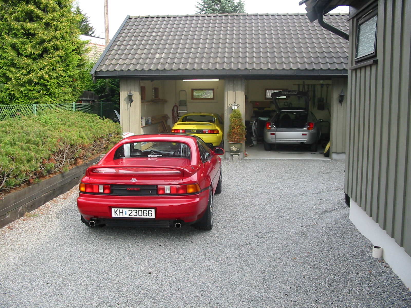 Mini TS-OGN treff?=P Min celica, kake's røde MR2 91mod, og fatterns gule 93 mod MR2, begge 2 helt strøkne eksemplarer! (Begge gått rundt 60-70k, ser totalt nye ut:))
