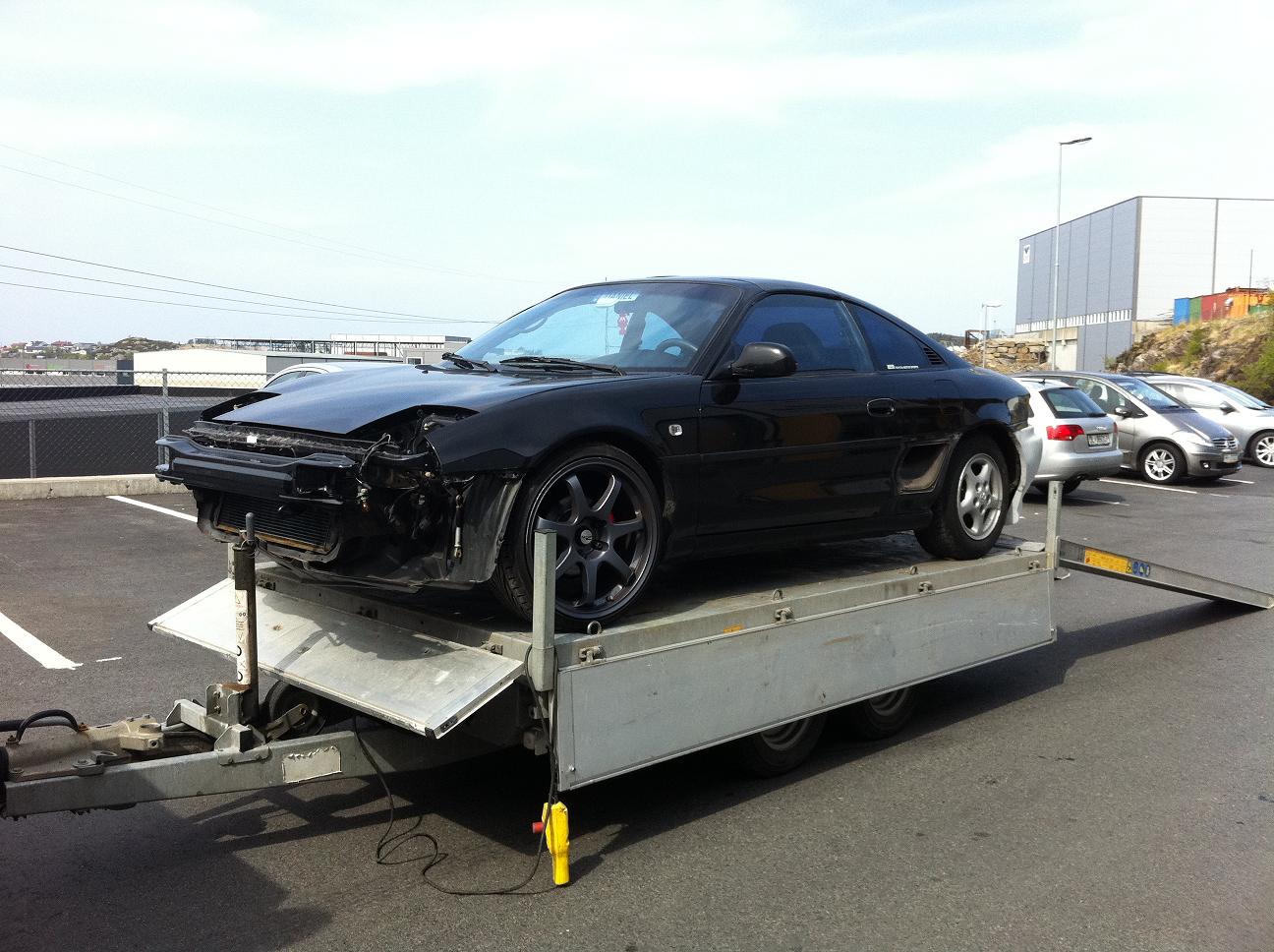 frakting av bilen! (jada, vet det ser flott ut med ett vinterdekk og ett sommerdekk på samme side - not!)