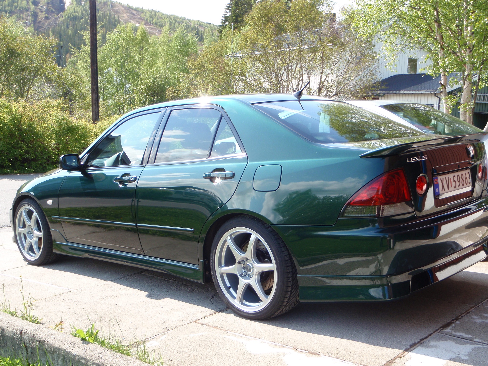 Ny lakk på felger. Fargekode: McLaren m/sekskantet flake. <br />Henter farge fra omgivelsene. Fra lys sølv til gylden.