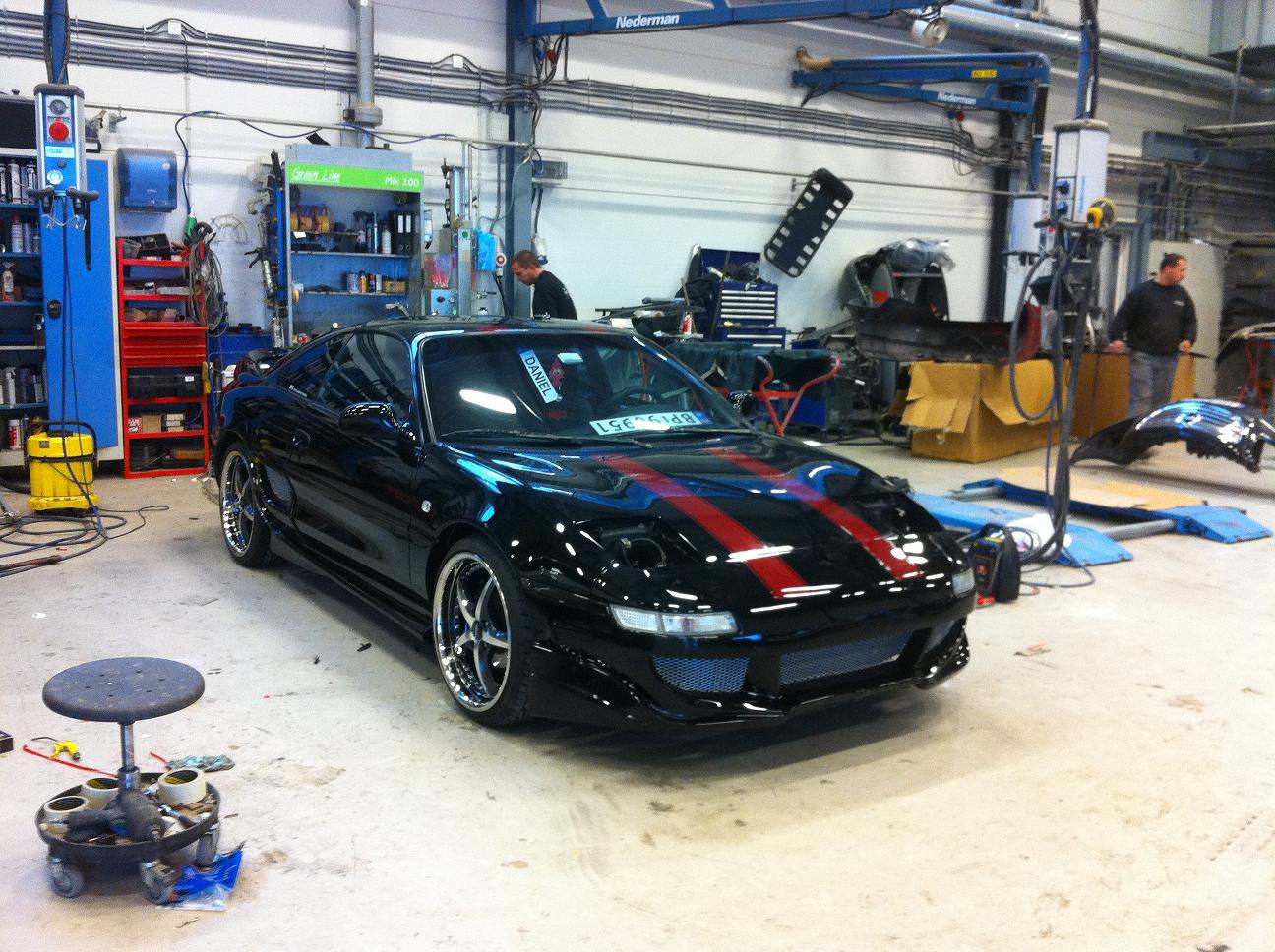 her er bilen ferdig hos lakkerer (kvelden før Vårmønstringen).. øyelokk/hovedlykter, skilter, grøftelys osv er ikke montert ennå.. interiør er heller ikke montert!