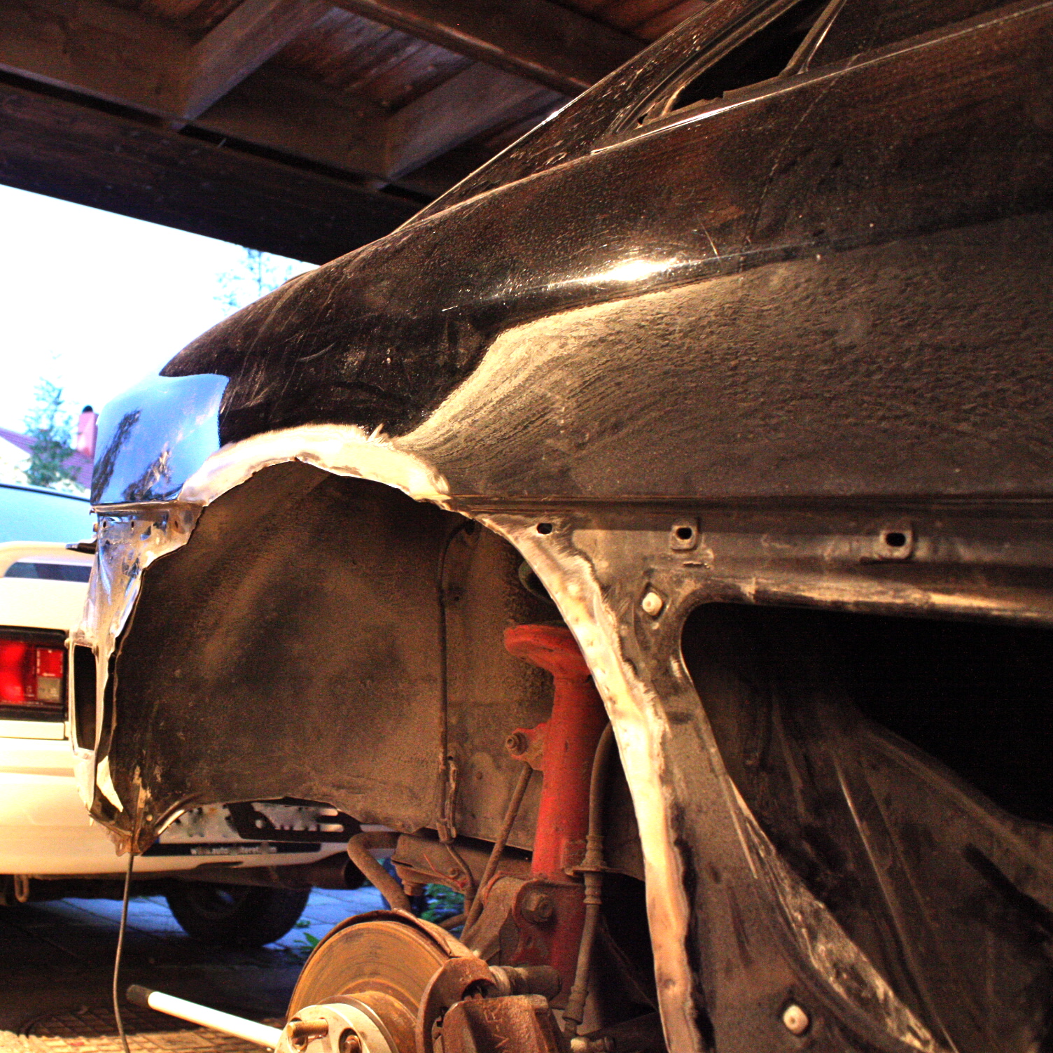 Falsen i hjulbuen er borte.<br />Det skal sveises en kontinuerlig U-profil over skjøtene, for å gjøre det meget holdbart.