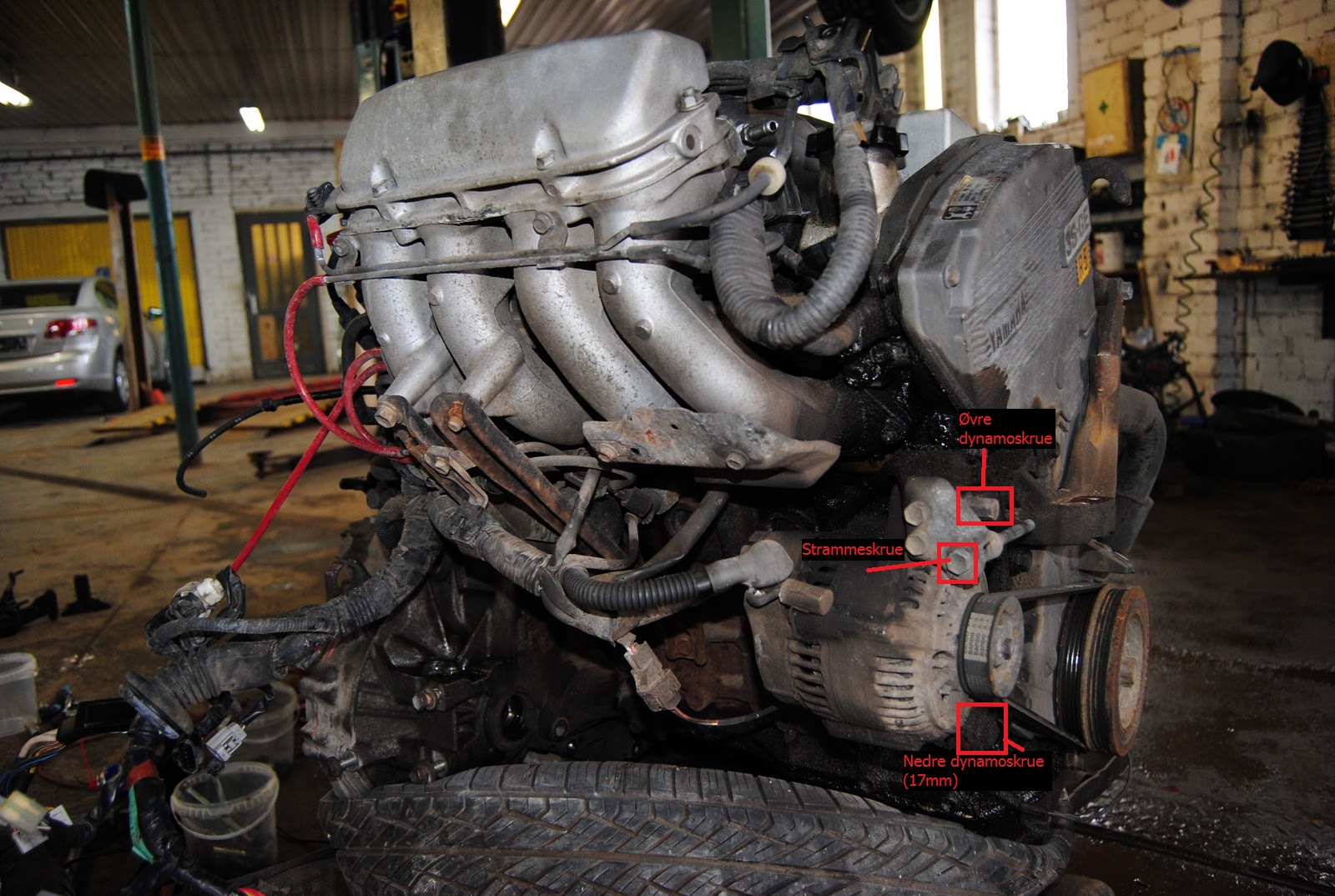 Legger ved bilde som tydelig viser hvilke skruer jeg snakker om.