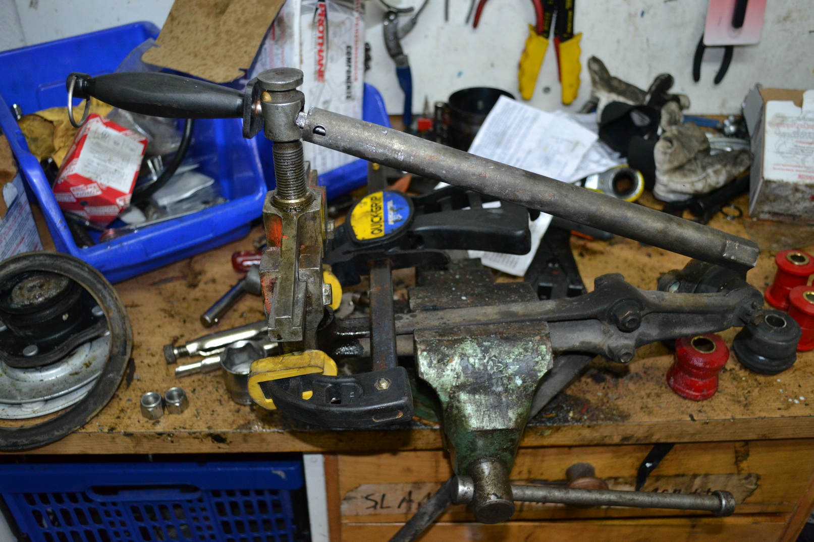 Slik presset jeg ut foringene. Anbefales ikke! blodslit. Få heller tak i en presse! :)