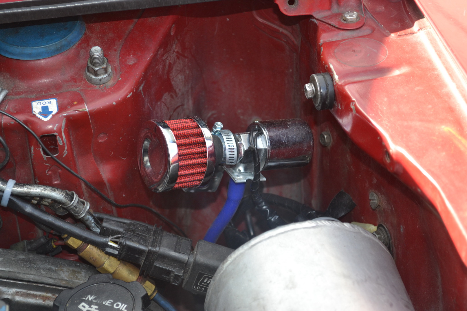 solenoiden med luftfilteret på, via en enveisventil (fra en Audi A4) via Blå vakumslange til innsug.