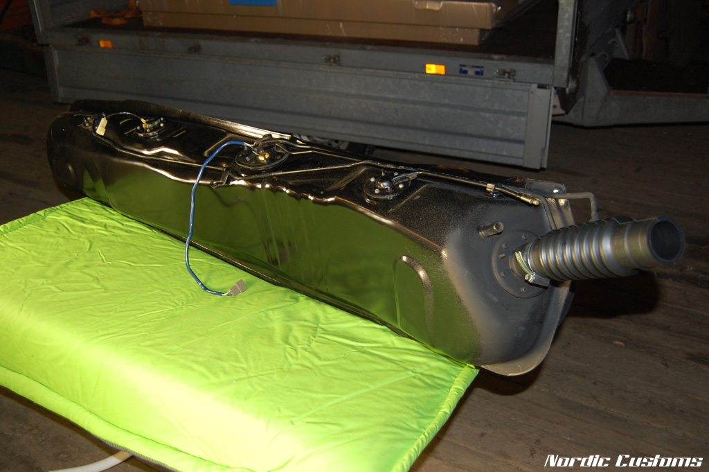 Nylakka bensintank klar for montering