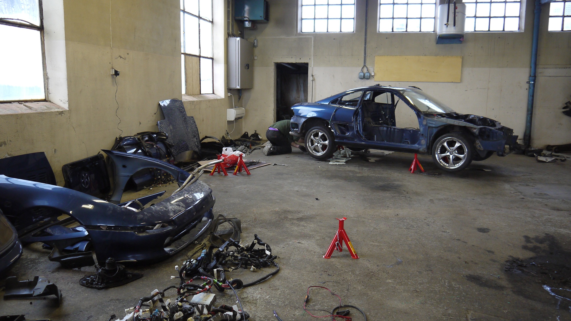 Greit med litt store lokaler når en skal demontere en HEL bil!