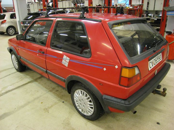 Før merkefjerning/polering, sjekk fine avensis t27 faceliftn da (er facelift baklykter), og yarisen :P