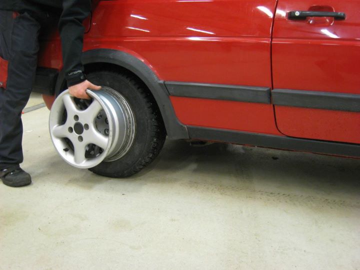 demonterte sommerhjulene fra alufelgene, slik ser de ut, skal bli hvite.