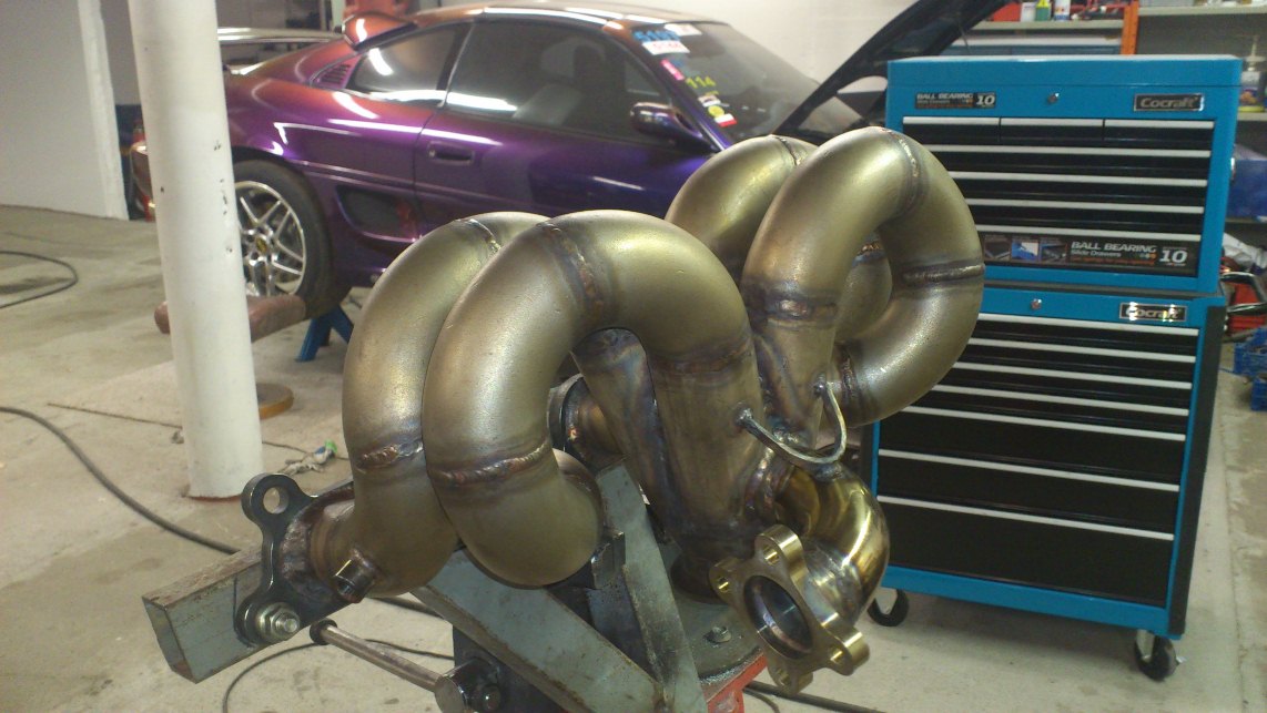 Manifolden er helt ferdig og klar til montering. Og fått sånn fin gullfarge etter varmebehandligen for å ta ut spenninger.