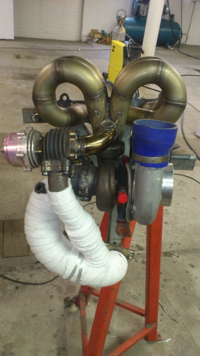 Turbo ferdig montert og klar til å settes i bilen. Er utrolig greit å kunne ta tu/inn i ett helt stykke ;)