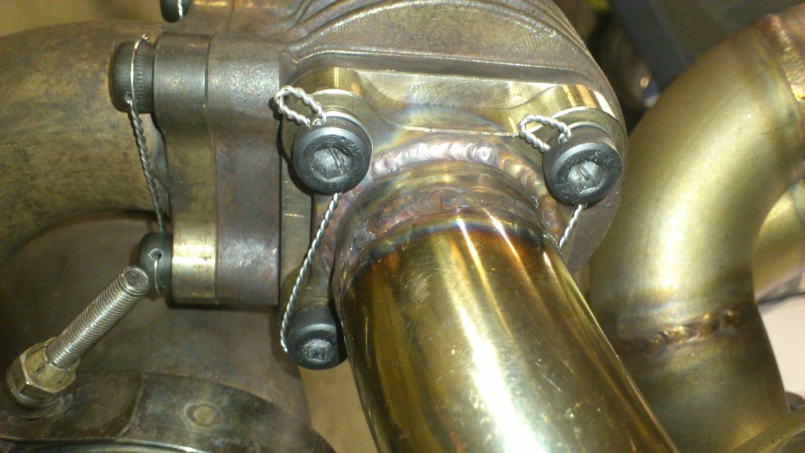 Flensene på WG er fortsatt bolter, men låser de med låsetråd for at de ikke skal løsne..