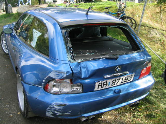 Litt for ivrig Bayer. Tok med seg to ultrastore høyttalere og en haug med dekk før han havna i murkanten.