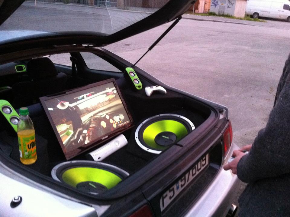 Det ble byttet stereo i hele bilen og det ble byggd en ganske heftig basskasse med xbox, 24" Tv og selfølgeli 2 grønne 15" subber.<br />Egen kurs til xbox, tv og logitech systeme(ville ikke ha lyden på bilstereoen men på eget anlegg)