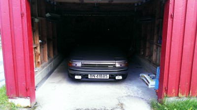 Når Avensisen er borte, danser Celicaen i garasjen.
