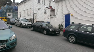 Fant en pen artsfrende parkert i Sandviken. Beviser at det kan vere en fin bybil! T20 passer jo bra i svart, men er noke med det å ha en liten raud &quot;sportsbil&quot;!