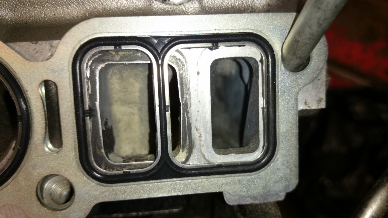 Her ser man det tydeligere, pakninga er montert speilvendt.