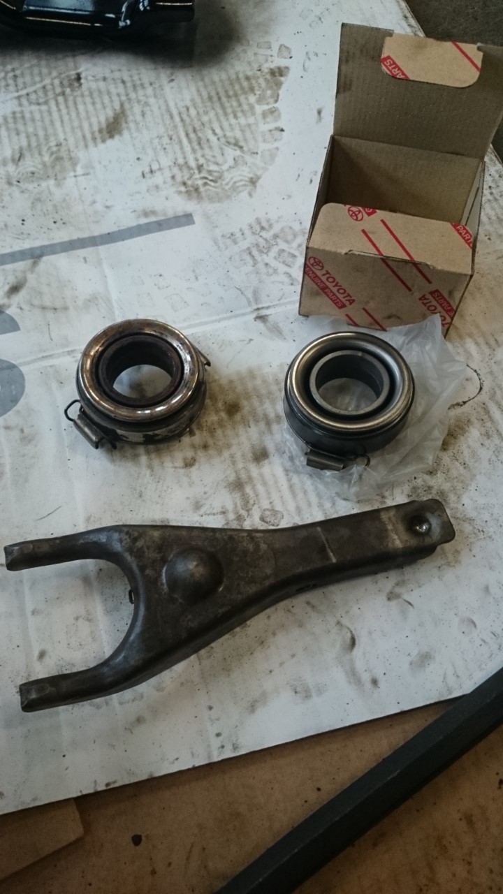 nytt utløserlager på plass, samt smurte gaffelens kontaktflater mot kule og slavesylinder med fett