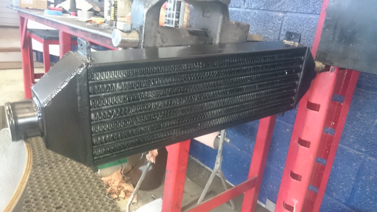 Demontert og lakka intercooler svart