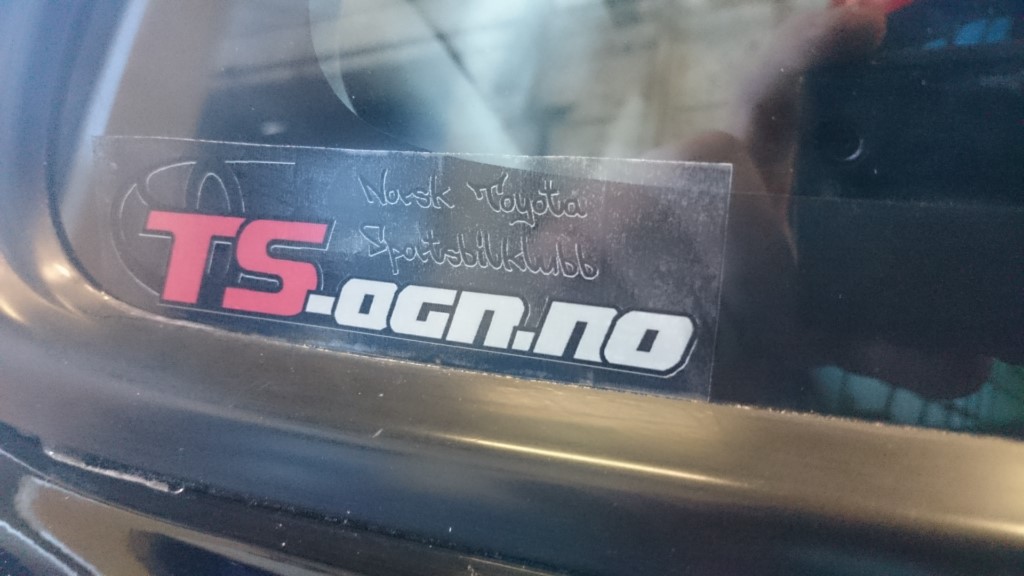 I sideruten bak. det burde nok ikke stått på sort bakgrunn.