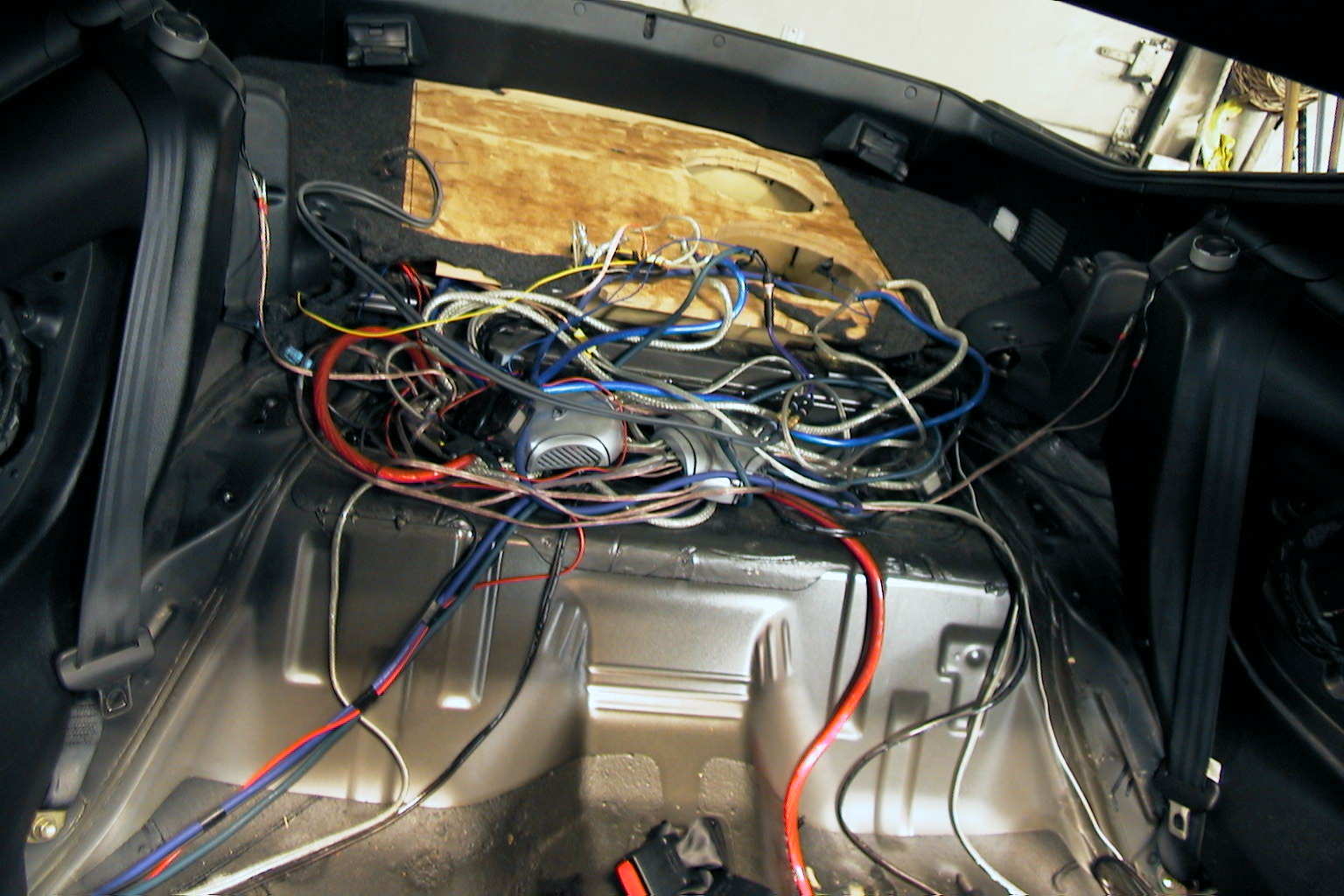 HER...ser dere kabelrestene av det midlertidige anlegget mitt...som aldri ble ferdig! :D