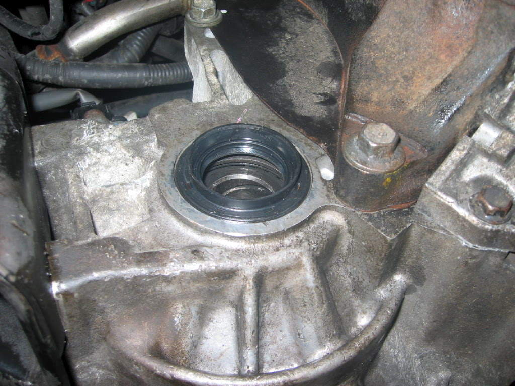 Ny pakning på plass v.hj.av gummihammer og en halv flodhest..