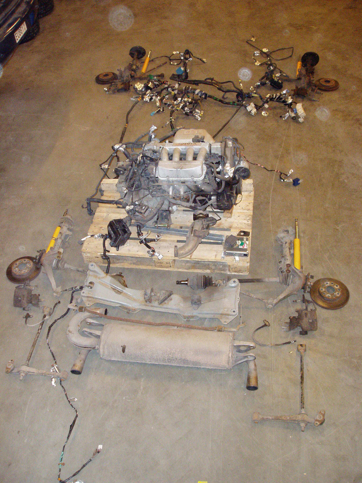 Et lite oppsett av understell, motor og kabler.