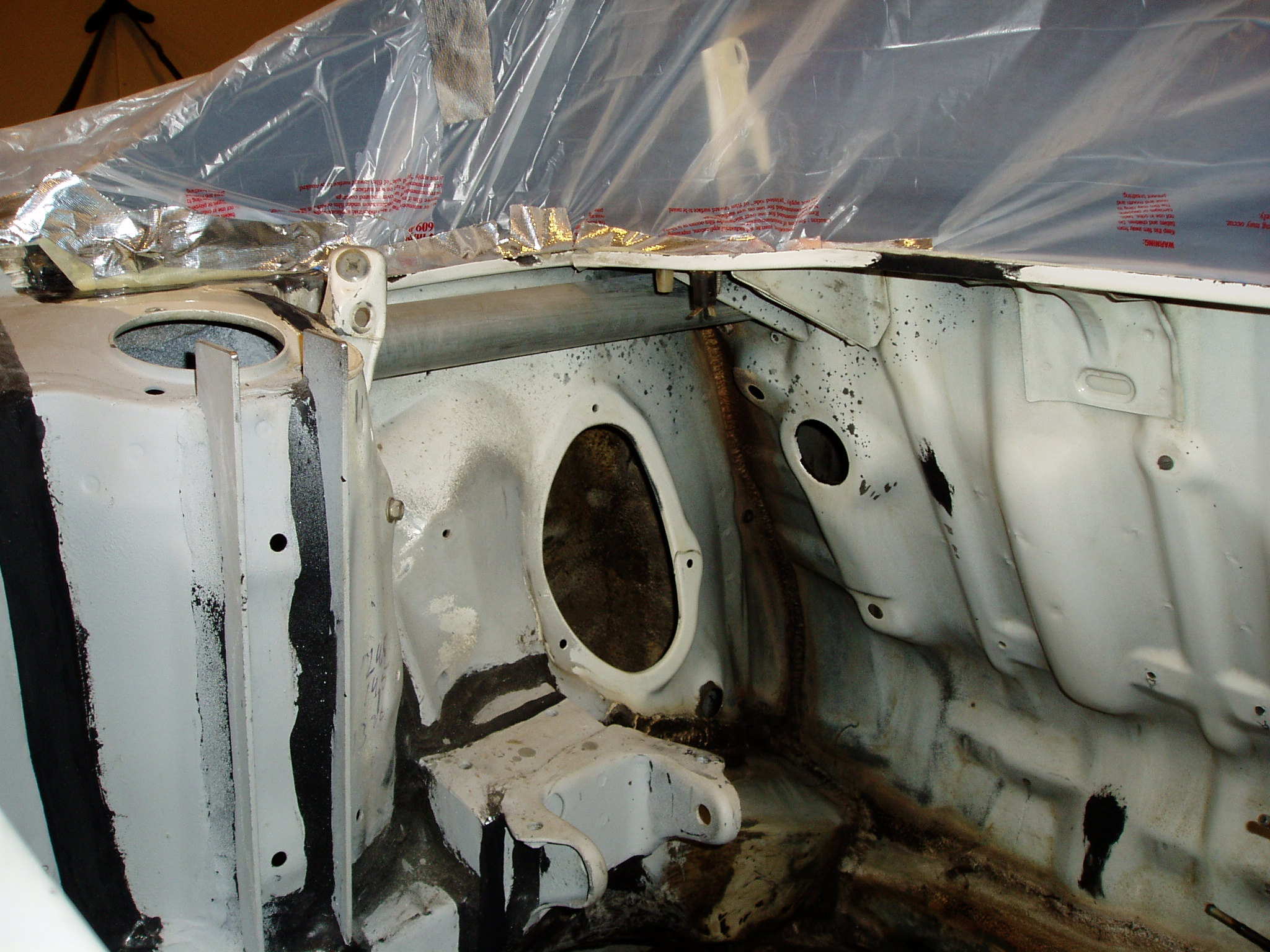 Et 42mm rør sveiset inn i toppen på fjærbentårnet og inn i cupèn