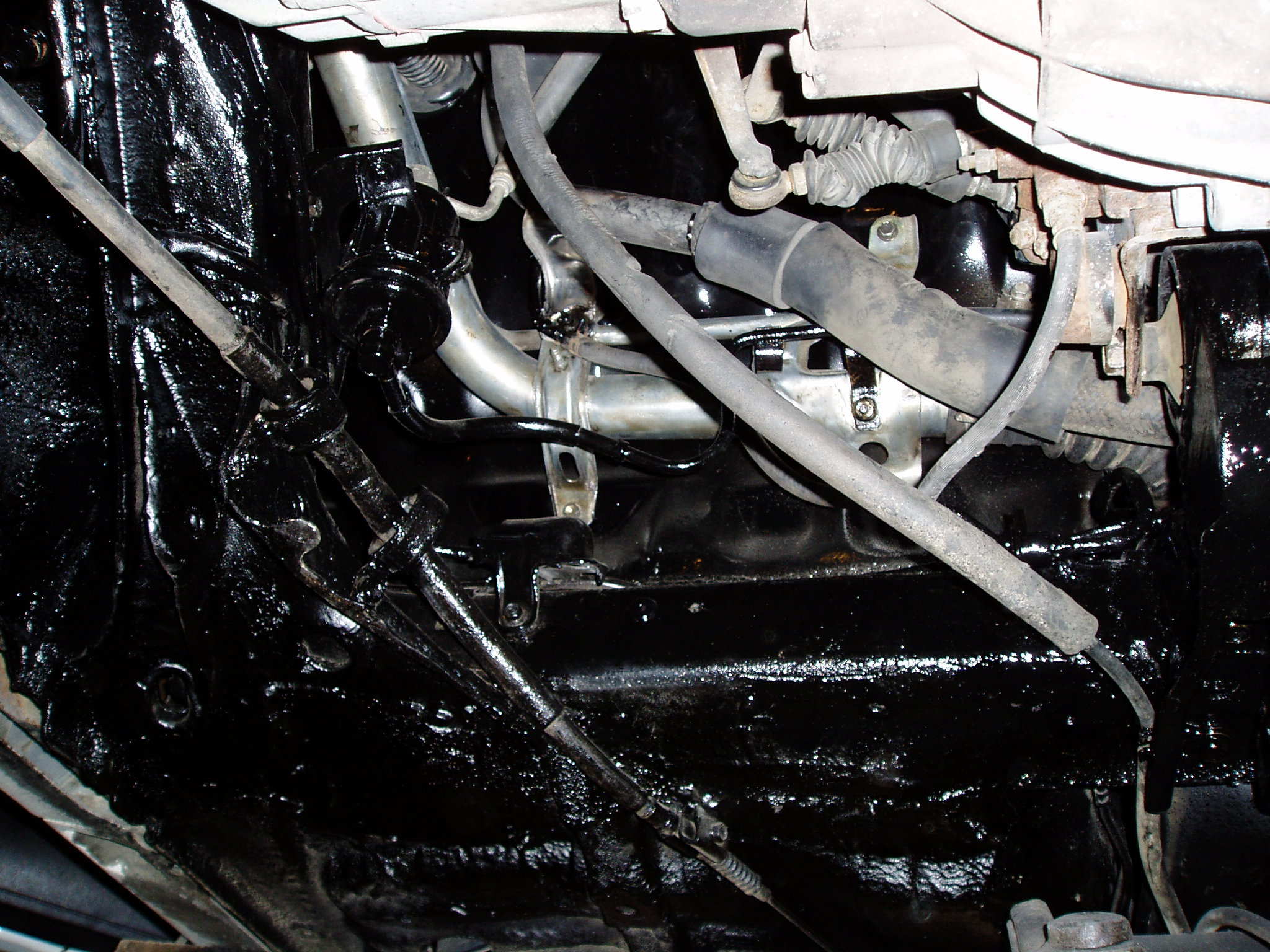 Motorfestet mot cupèn og de modifiserte kjøleslangene og bensinslangene....