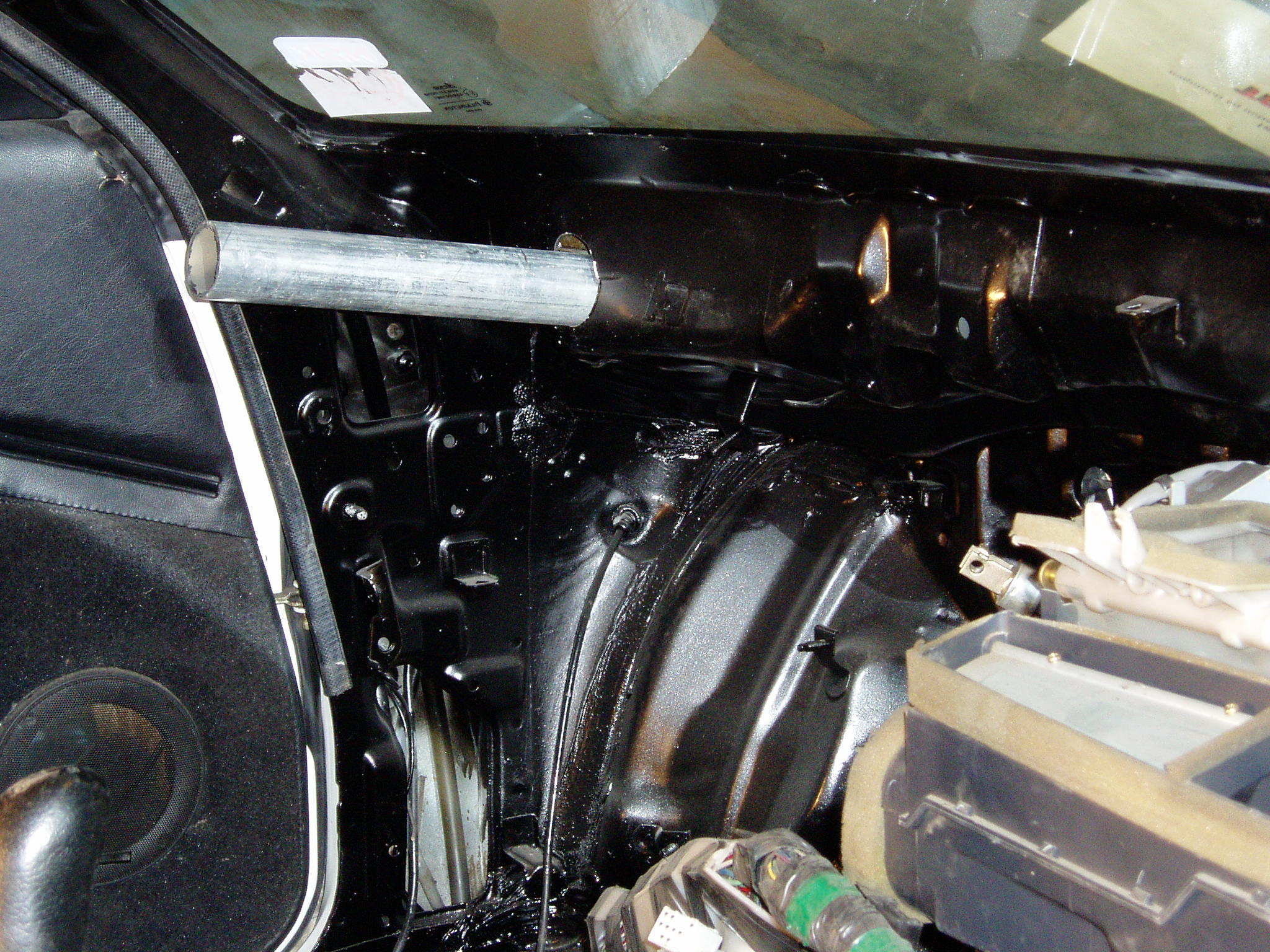 Røret skal skjøtes med dashboard-ramma og senere i et bur.