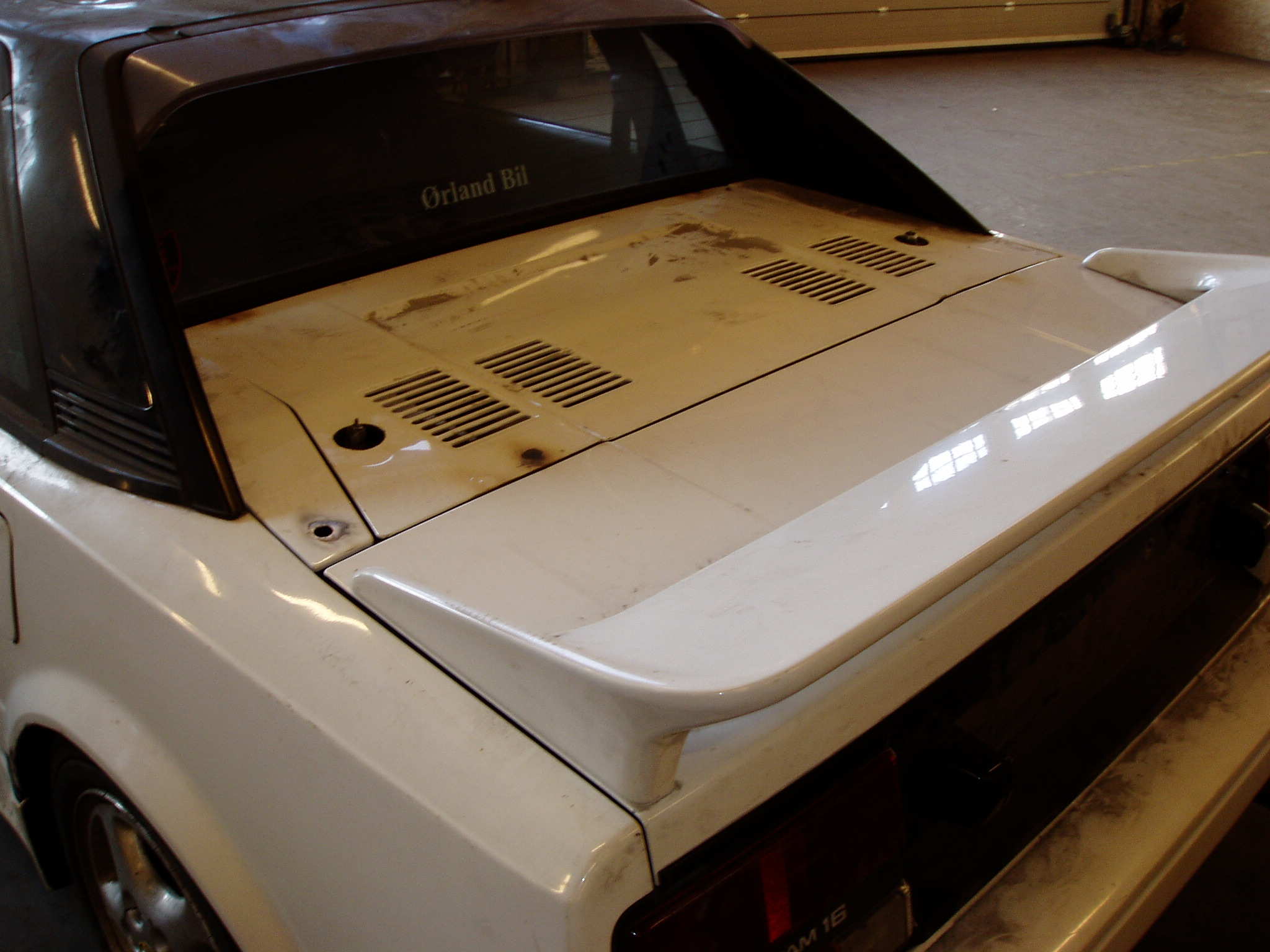 Bagasjelokk sveiset sammen med motorlokk, må lakkes da malingen tok fyr.