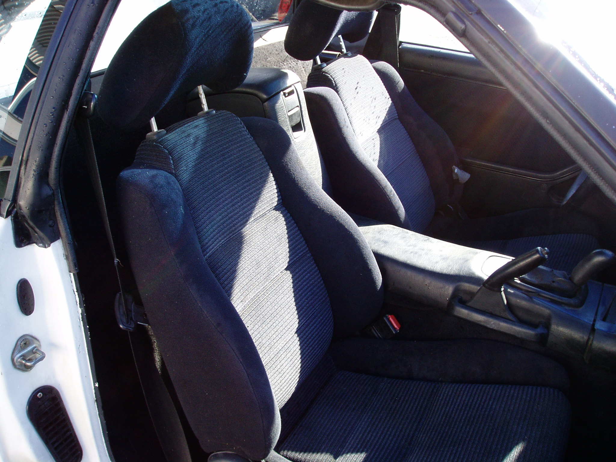 Setene, men midtkonsollen og oppbevaringsboksen må skjøtes med glassfiber da skråen og lengden ikke er riktig.