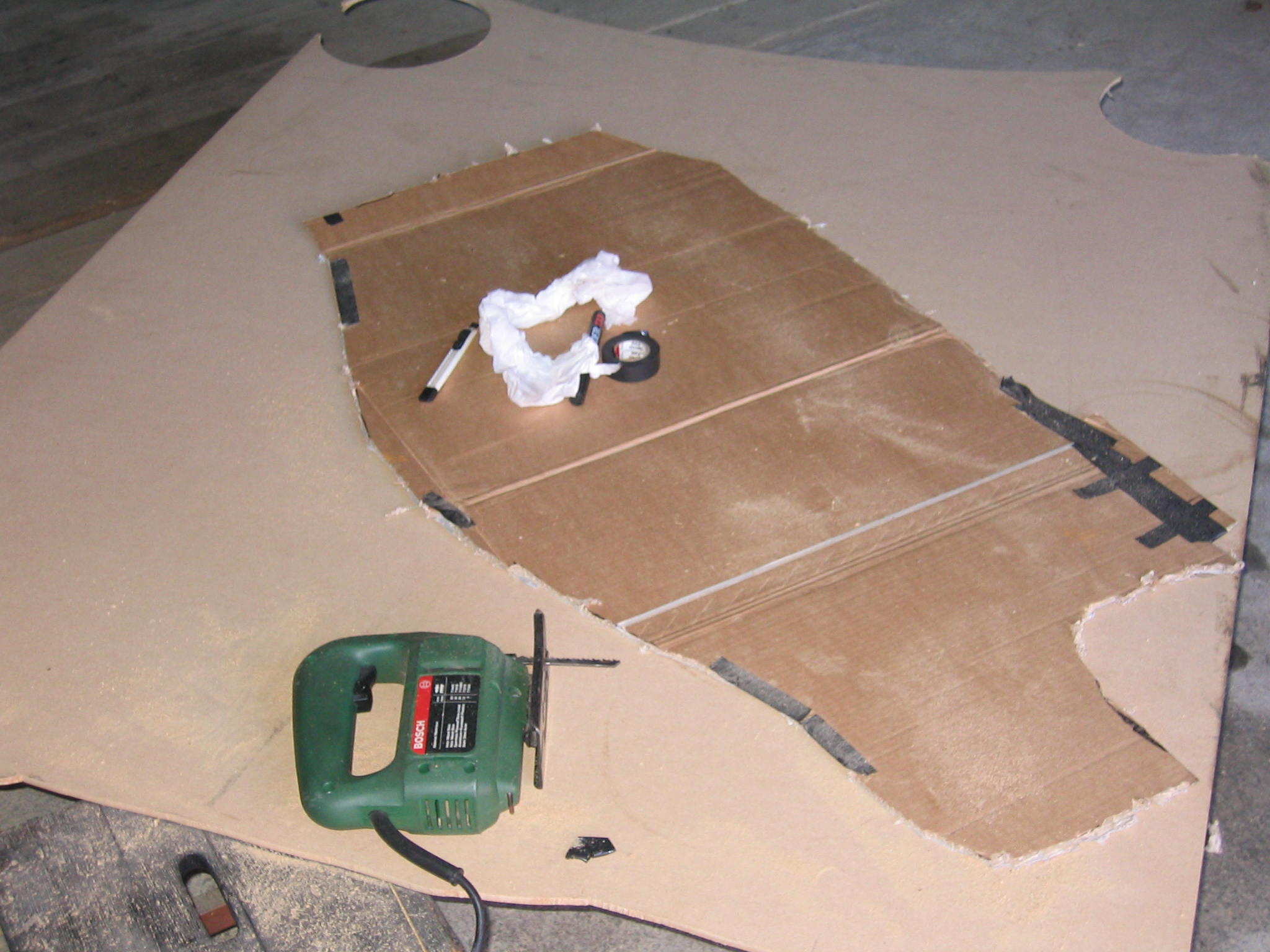 skissen er laget av papp, som jeg så skal bruke for å skjære ut platen som består av MDF!