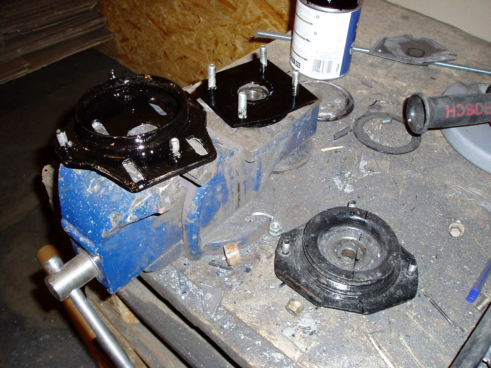 De to delen som danner den nye innfestingen i støtdempertårnet. Den orginale ligger på bordet...