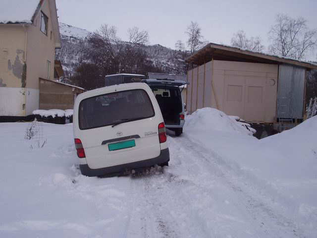 Her står bilen godt fast... ikke sjangs til å komme seg opp...